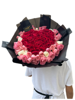Load image into Gallery viewer, Ramo buchón 98 rosas con  Corazón
