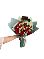 Load image into Gallery viewer, Ramo 12 rosas y 5 ferreros